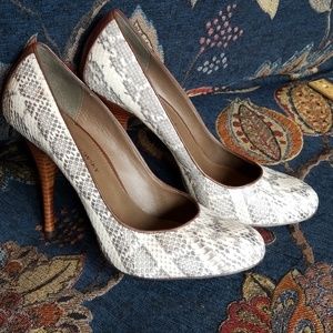 B. Makowsky 9.5 snakeskin classic pump